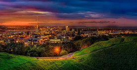 山谷中的现代城市