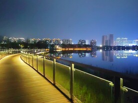 城市木质步道夜景
