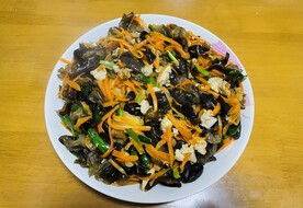胡萝卜炒木耳
