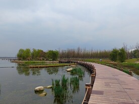 湖边木质旅游步道