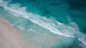 清澈的沙滩海浪美景背景图