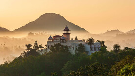 山顶城堡云雾缭绕山川背景图
