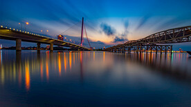 夜晚高架桥水面海天一色