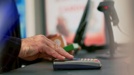 刷卡付款特写图片