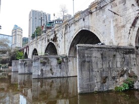 五孔石拱桥近景