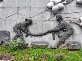 小孩洗衣服雕塑