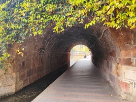 石拱桥桥洞钓鱼人