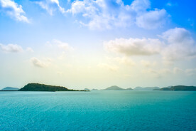 大海远山天空背景