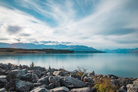 河流远山天空背景