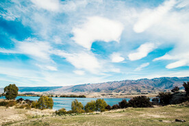 河流远山天空背景