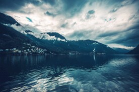 河流远山天空背景