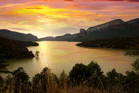 河流远山晚霞天空