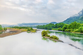河流远山天空背景