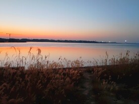 湖边霞光