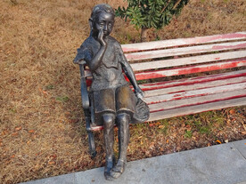 公园小女孩雕塑