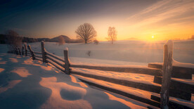 夕阳下厚厚的白雪