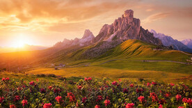 夕阳下风景优美的山谷