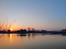 湖边日落美景