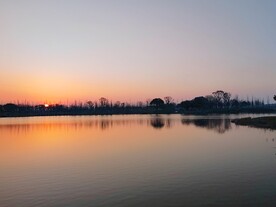湖边日落美景