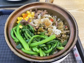 鸡杂酸菜煲仔饭