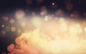 金色黄昏天空柔和光晕背景图