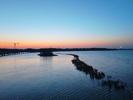 蓝色湖水晚霞美景