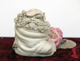 韦华 达摩过江 瓷雕