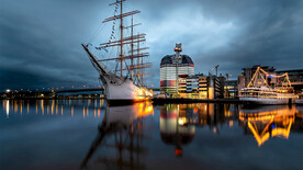 灯火码头船只停靠