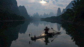 江边美景桂林水墨白舟初现泛舟