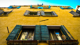 沙特风格窗台侧墙黄色壁纸护眼