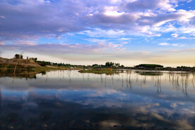 蓝天白云平静的湖面