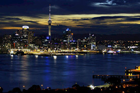 海边的都市夜景
