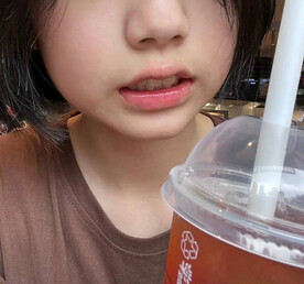 女孩喝奶茶