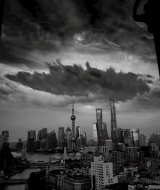 乌云下的上海外滩