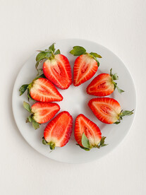 一盘切开草莓