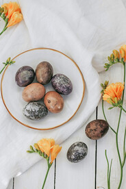 未剥开的松花蛋