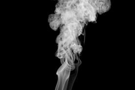 白色烟雾缭绕