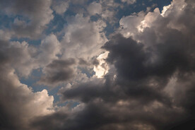 暴风雨天空乌云密布