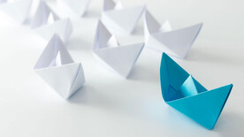 白色3d规则纸船背景