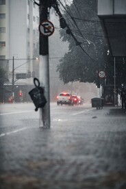 城市雨中行车