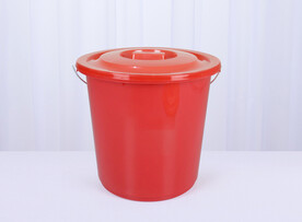 红色水桶