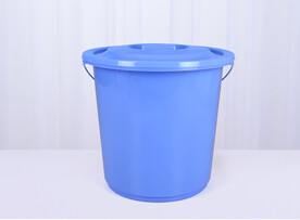 蓝色水桶