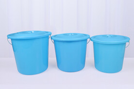 蓝色水桶