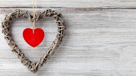 白色木纹木板爱心造型背景