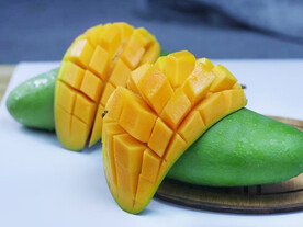 剥皮的芒果