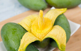 剥皮的芒果