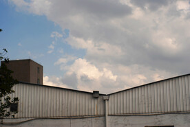 工厂车间抬头晚霞