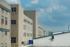 工业区大楼窗边顶眺望