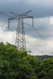 暴雨前夕城市工业区高压线塔随拍