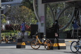 城市公交站共享单车